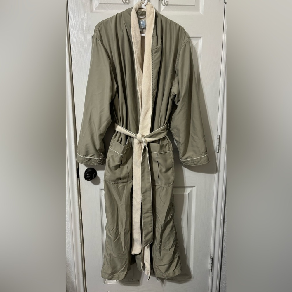 Majestic International luxury spa robe, unisex.